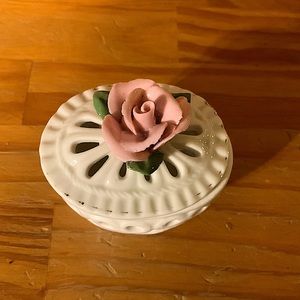 Porcelain trinket box